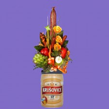 Klobásová kytice s pivem Krušovický ležák – jedlý dárek pro muže